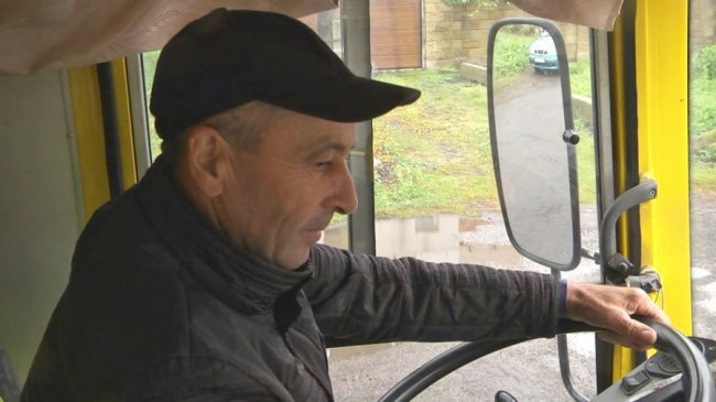 Возить дітей та військових: історія водія з Волині, який отримав нагороду від президента