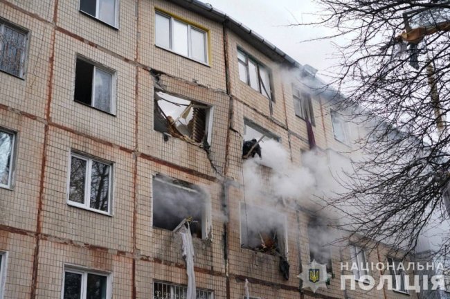 «Шахед» повністю знищив під’їзд 5-поверхівки в Сумах, є загиблі і поранені