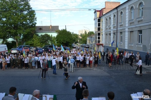 У Луцьку урочисто підняли Державнй Прапор. ФОТО