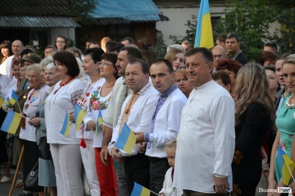У Луцьку урочисто підняли Державнй Прапор. ФОТО