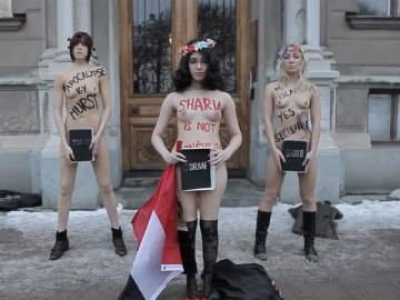 Дівчата з FEMEN провели акцію повністю оголеними. ВІДЕО