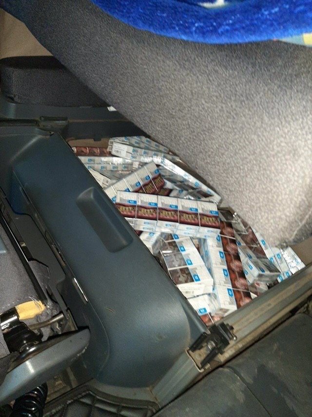 На волинській митниці у фурі знайшли контрабандні сигарети з Білорусі. ФОТО