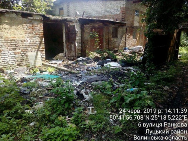 У Луцьку муніципали зносили сараї та гаражі. ФОТО