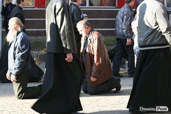 Вулицями Луцька пронесли чудотворні ікони та мощі святих. ФОТО