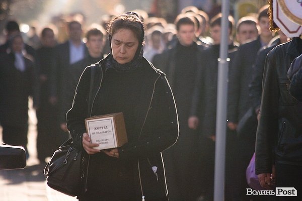 Вулицями Луцька пронесли чудотворні ікони та мощі святих. ФОТО