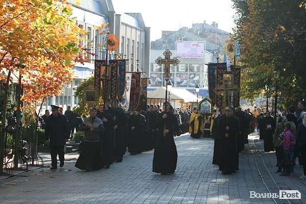 Вулицями Луцька пронесли чудотворні ікони та мощі святих. ФОТО
