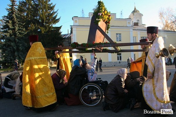 Вулицями Луцька пронесли чудотворні ікони та мощі святих. ФОТО