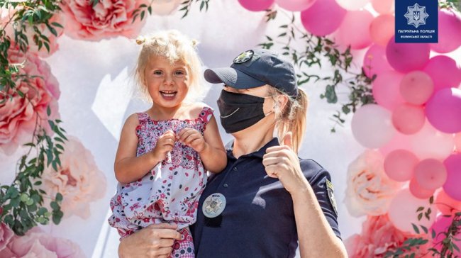 Кульки, подарунки, фотозона: волинські патрульні і волонтери влаштували свято для дітей з притулку. ФОТО