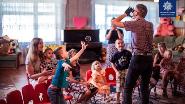Кульки, подарунки, фотозона: волинські патрульні і волонтери влаштували свято для дітей з притулку. ФОТО