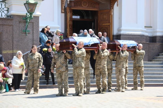 Луцька громада у жалобі: в останню дорогу провели трьох Героїв – Сергія Кравченка, Андрія Крачунова та Олексія Каплуна