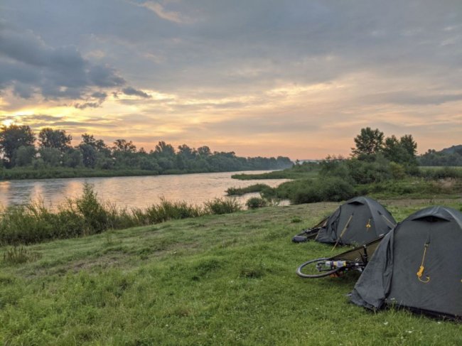 Двоє волинян проїхали на велосипеді понад тисячу кілометрів, аби дістатися Карпат. ФОТО