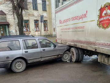 Аварія в Ковелі: легковик в'їхав у вантажівку