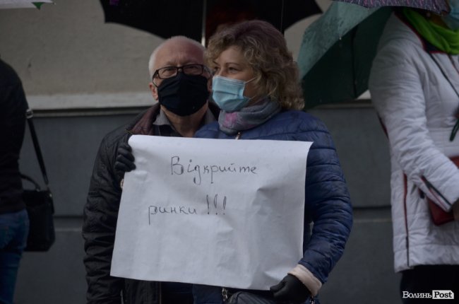 Під стінами Луцькради мітингують підприємці усіх ринків міста. ФОТО