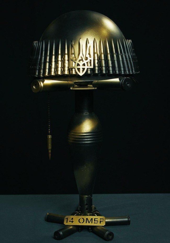 Годинник з тризубом та лампа із залізною каскою: ексклюзивні сувеніри від воїнів волинської бригади