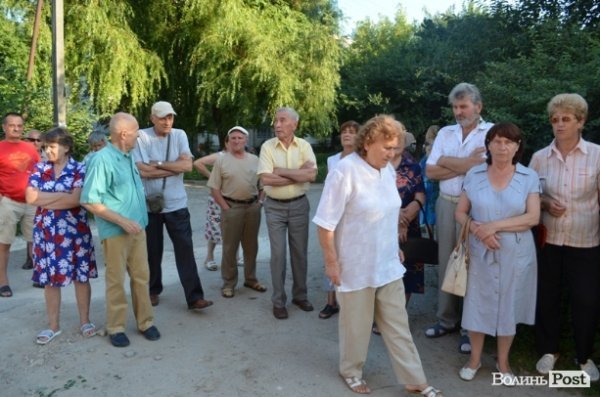 Лучани протестують проти військової техніки. ФОТО 