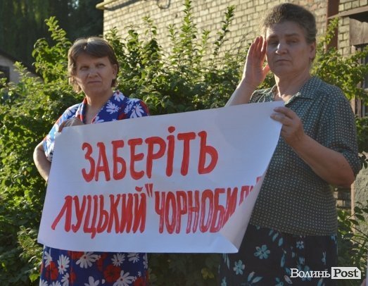 Лучани протестують проти військової техніки. ФОТО 
