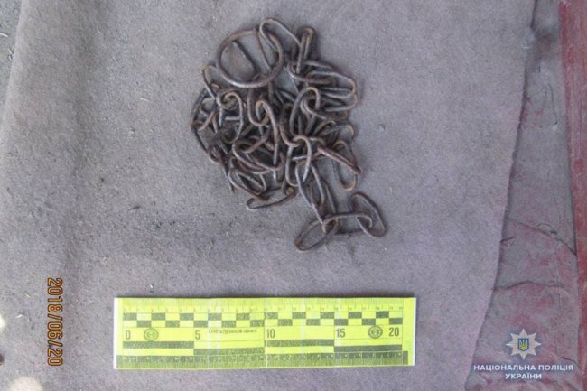 Прив'язав ланцюгом до ліжка: вітчим жорстоко знущався над дитиною. ФОТО