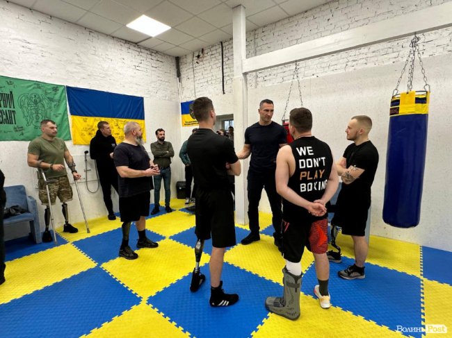 Володимир Кличко на запрошення ветеранів провів для них тренування у реабілітаційному центрі «Титанові»