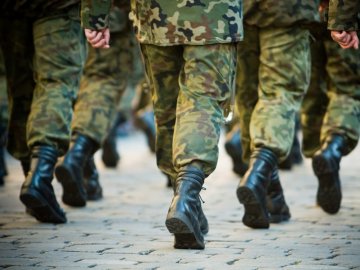 В Україні військовослужбовцям платитимуть по 100 тисяч гривень на місяць