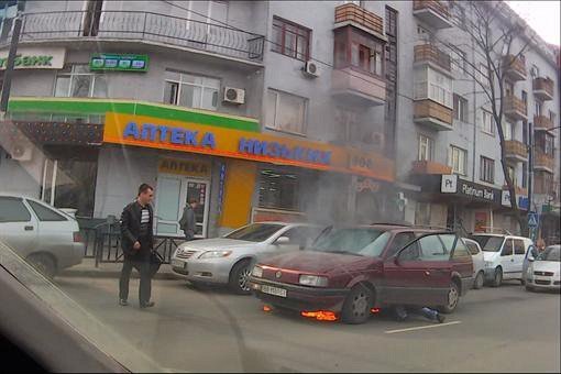 У Харкові посеред дороги згоріло авто. ФОТО