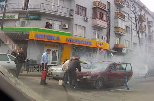 У Харкові посеред дороги згоріло авто. ФОТО