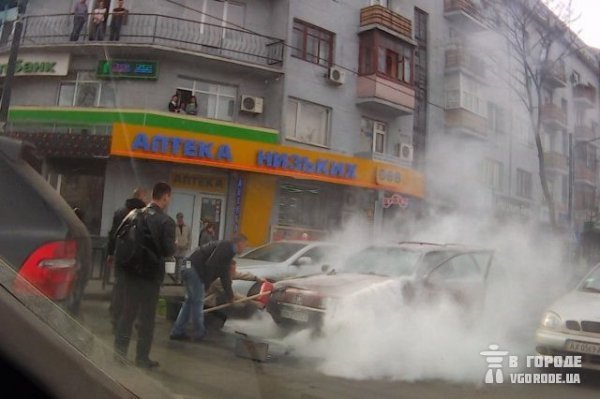 У Харкові посеред дороги згоріло авто. ФОТО