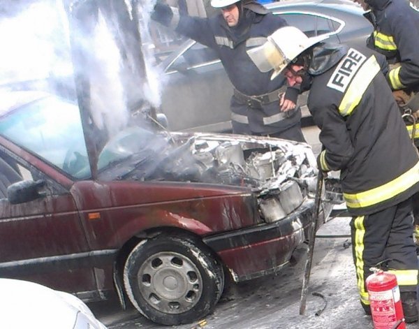 У Харкові посеред дороги згоріло авто. ФОТО