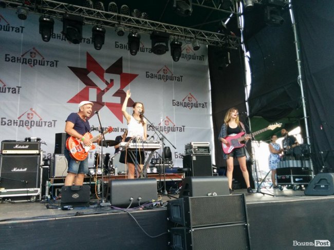 На тихій сцені гурт Запаска розтинає атмосферу електронною музикою