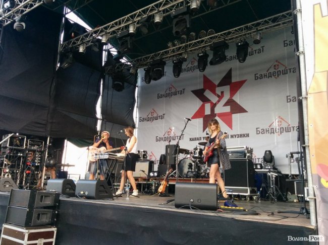 На тихій сцені гурт Запаска розтинає атмосферу електронною музикою