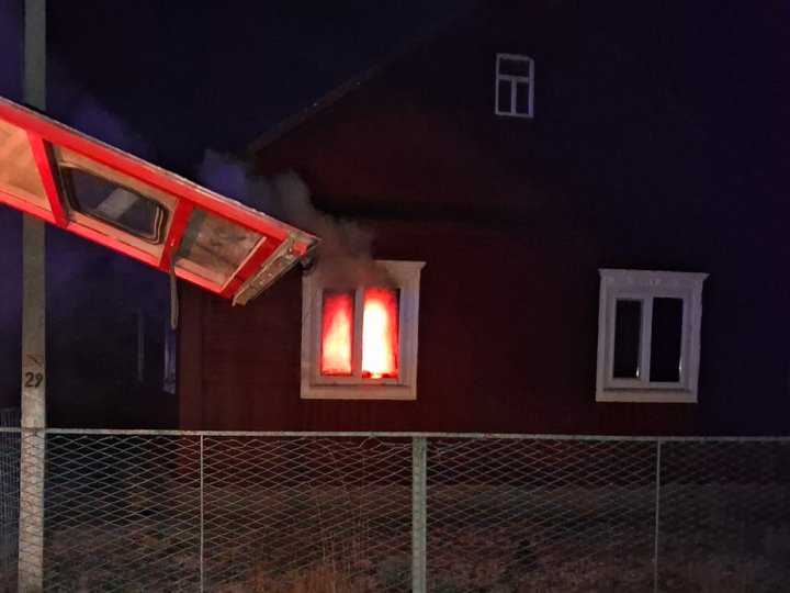 Через необережне поводження зі свічкою на Волині горів будинок. ФОТО