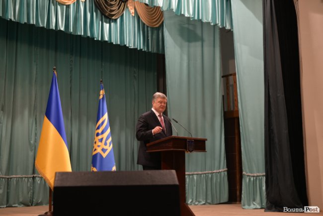 Томос, селфі та колядки: Петро Порошенко на Волині. ФОТОРЕПОРТАЖ