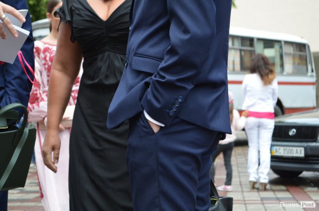 Кеди і стильні метелики: що одягнули луцькі випускники. ФОТО