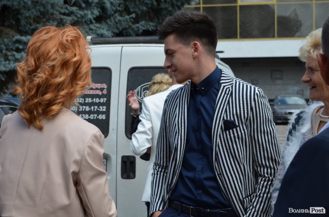 Кеди і стильні метелики: що одягнули луцькі випускники. ФОТО