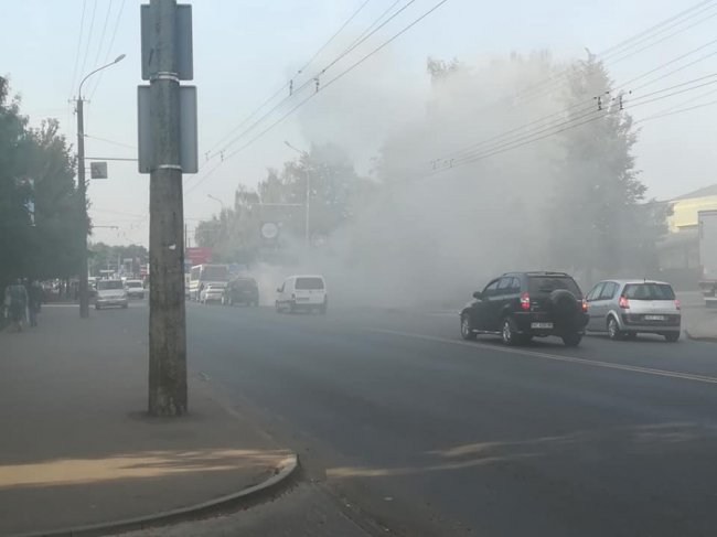 У Луцьку посеред дороги задимілася машина. ФОТО