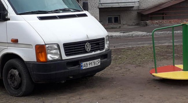 На дитячому майданчику у Луцьку припаркувався «автоандон». ФОТО