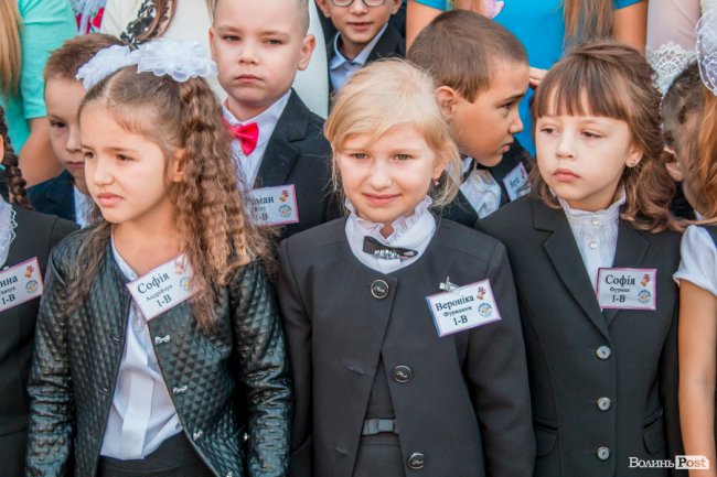 Квіти, вітання та усміхнені першачки: у луцькій школі №9 пролунав перший дзвоник. ФОТО
