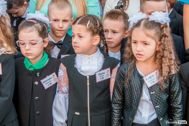 Квіти, вітання та усміхнені першачки: у луцькій школі №9 пролунав перший дзвоник. ФОТО