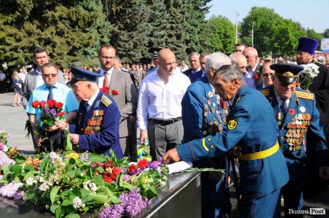 З маками і трояндами: у Луцьку відзначили річницю перемоги над нацизмом. ФОТО