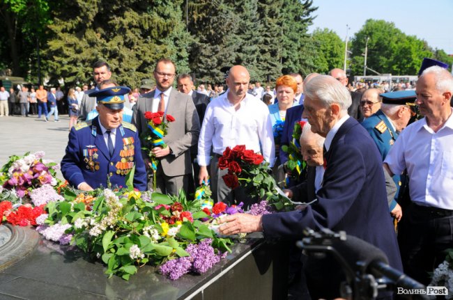З маками і трояндами: у Луцьку відзначили річницю перемоги над нацизмом. ФОТО