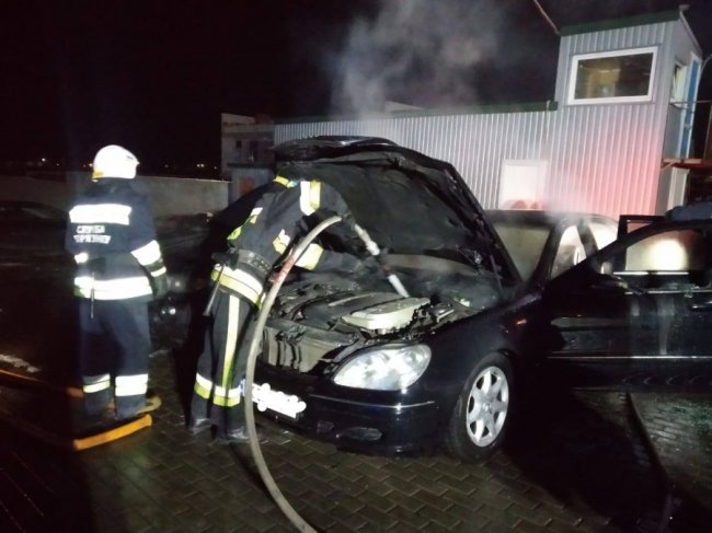 На Рівненщині горіли BMW та Mercedes. ФОТО