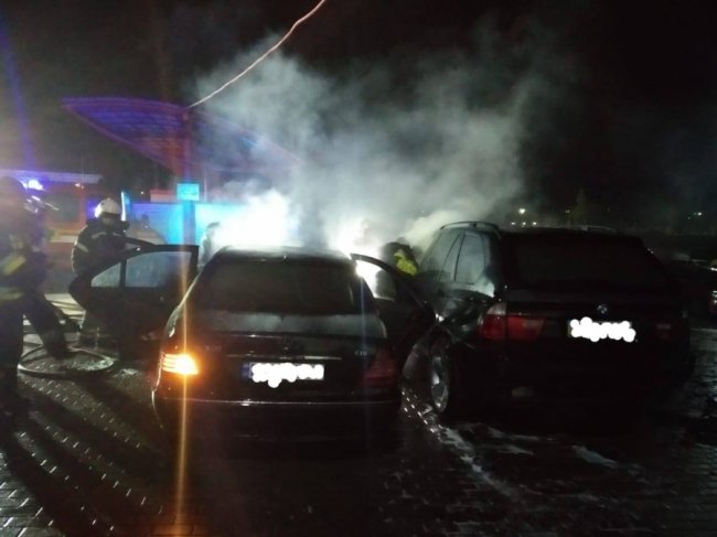 На Рівненщині горіли BMW та Mercedes. ФОТО
