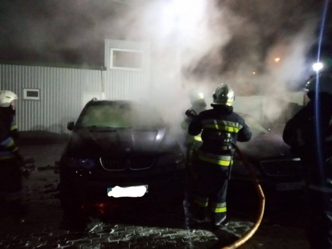 На Рівненщині горіли BMW та Mercedes. ФОТО