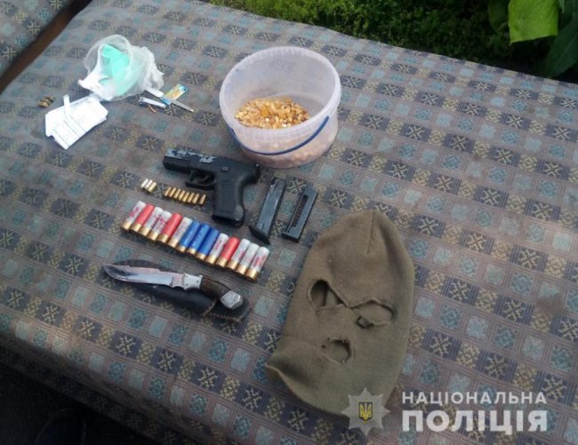 У будинку волинянина під час обшуку знайшли зброю та бурштин. ФОТО