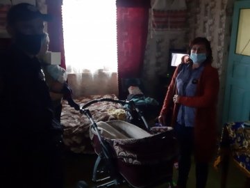 Були брудні, занедбані та кволі: на Волині двох малолітніх дітей забрали до лікарні від п'яної матері