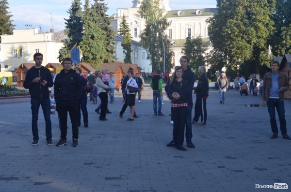 У Луцьку під дощем  збирали кошти для солдат в АТО. ФОТО
