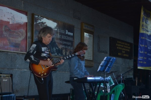 У Луцьку під дощем  збирали кошти для солдат в АТО. ФОТО