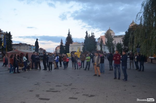 У Луцьку під дощем  збирали кошти для солдат в АТО. ФОТО