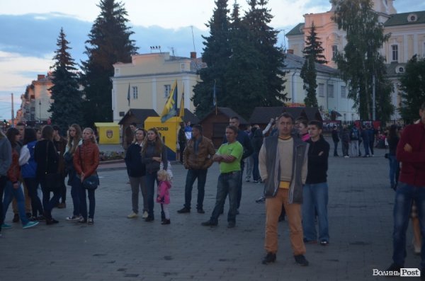 У Луцьку під дощем  збирали кошти для солдат в АТО. ФОТО