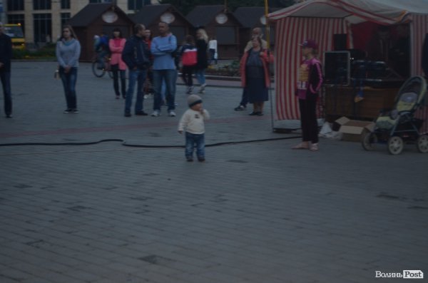 У Луцьку під дощем  збирали кошти для солдат в АТО. ФОТО