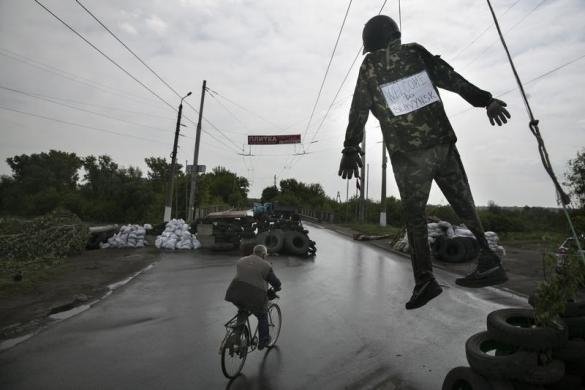 Опудало  висить на КПП  недалеко від міста Слов'янська